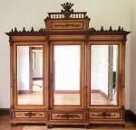 MARQUÊS DE TRÊS RIOS - PALACIANO ARMÁRIO DE QUARTO DE VESTIDOS DE MUITO GRANDE DIMENSÃO! CONSTRUÍDO EM MADEIRA RECOBERTA DE RÁDICA. DOTADO DE TRÊS GRANDES PORTAS COM ESPELHOS BIZOTADOS. ARREMATES RELEVADOS FORMANDO GUIRLANDA DE CARVALHO. PRESIDINDO A DECORAÇÃO ACIMA DA PORTA CENTRAL UM GRANDE ESCUDO ARMORIAL COM INICIAIS TR ENTRELAÇADAS SOB GRANDE E CAPRICHADA COROA DE MARQUÊS. O ESCUDO É ALADO POR ARREMATES EM BALAÚSTRE. DIFÍCIL DESCREVER A MAGNIFICÊNCIA DESSE SOBERBO MÓVEL! FRANÇA, SEC. XIX 298 (H) X 283 (C) X 57 (P)