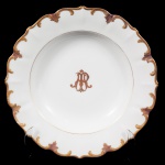 BBARÃO DE SANTO ÂNGELO  MANOEL DE ARAÚJO PORTO ALEGRE (1806  1874)  - PRATO EM PORCELANA DA MANUFATURA DE MARTIAL REDON E PJ GIBUS (MARCAS PARA DÉCADA DE 1870). BORDA RECORTADA E ABA MOVIMENTADA E REALÇADA EM OURO. A ABA É DELIMITADA DA CALDEIRA POR FRISO EM OURO.  AO CENTRO DA CALDEIRA MONOBRAMA ENTRELAÇADO PA. PERTENCEU AO SERVIÇO DO BARÃO DE SANTO ÂNGELO, MANOEL DE ARAÚJO PORTO ALEGRE (1806  1874) , ESCRITOR, DIPLOMATA, ARQUITETO E PINTOR.  VIDE NOS CRÉDITOS EXTRAS DESSE LOTE AUTORETRATO DO BARÃO DE SANTO ANGELO, EXÍMIO PINTOR. FOI UM DOS FUNDADORES DO ROMANTISMO BRASILEIRO. EM SUAS POESIAS PODEM SER ENCONTRADAS UM FORTE NACIONALISMO. FOI, ALÉM DISSO, HISTORIADOR, E TEATRÓLOGO. É O PATRONO DA CADEIRA Nº 32 DA ACADEMIA BRASILEIRA DE LETRAS. EXEMPLAR DESSE BELO SERVIÇO INTEGRA O ACERVO DO MUSEU HISTÓRICO NACIONAL DO RIO DE JANEIRO CONFIRMAMOS INCLUSIVE A INFORMAÇÃO COM A RESPEIDA INSTITUIÇÃO (VIDE NOS CRÉDITOS EXTRAS DESSE LOTE PRINT DA TELA COM O E-MAIL TROCADO COM O DEPARTAMENTO DE RESERVA TECNICA DO MUSEU HISTORICO NACIONAL). FRANÇA, DEC. 1870. 25 CM DE DIAMETRONOTA: Manuel Araújo Porto Alegre, o Barão de Santo Ângelo, nasceu em 29 de novembro de 1806, em Rio Pardo. Órfão de pai, desde tenra idade, oriundo de lar pobre, iniciou sua carreira como ourives, ajudando a sustentar a família. Ainda menino, reuniu um pequeno gabinete histórico em sua casa. Praticava alpinismo, estudava línguas e matemática; matriculou-se na Academia de Belas Artes, no Rio, conquistando, logo na primeira exposição realizada, todos os primeiros prêmios, de pintura, escultura e arquitetura. Nomeado professor da Academia Imperial de Belas Artes, dirigiu-a de 1853 a 1857.. Em 1831, seguiu para Europa, percorrendo a Itália, Suíça, Inglaterra, Bélgica, Alemanha, França e Portugal.  Regressando ao Brasil,  em 1837, fundou o Conservatório Dramático e a Academia de Ópera Lírica.  Retomou o cinzel de escultor.  Serviu à Pátria, na qualidade de cônsul na Prússia e em  Portugal. Escreveu prosa e verso, legando-nos diversos trabalhos  como Colombo(um poema  épico em  dois tomos),  As Brasilianas (poesia) e A Estátua Amazônica (peça teatral).  Foi um dos fundadores do romantismo brasileiro. Em suas poesias podem ser encontradas um forte nacionalismo. Foi, além disso, historiador, e teatrólogo. Em 1838, no Rio de Janeiro, casou-se com Ana Paulina Delamare, tendo tido o casal dois filhos.  No movimento romântico, acrescentou a seu nome, Manoel de Araújo, o de Porto Alegre, quando em 1874 foi agraciado com o título de Barão, escolheu o de Santo Ângelo, então o santo de maior devoção dos rio-pardenses.   Em 1877, em viagem a Roma para Florença, sofreu o primeiro insulto cerebral. Recolheu-se em Lisboa, onde pouco tempo depois teve a segunda crise, que o deixou com a metade do corpo paralisado e mudo. Sua ultima vontade era de ser sepultado em sua terra natal Rio Pardo. Viveu mais dois anos, vindo a falecer em Lisboa, no Conselho Geral do Império  do Brasil, em 29 de dezembro de 1879. Seu corpo embalsamado encontra-se no Cemitério Municipal de Rio Pardo, em mausoléu erguido em sua memória, depois de ter sido exposto no salão de honra da Intendência Municipal de Porto Alegre, quando foi transladado para o Brasil, em 1929. É o Patrono da cadeira nº 32 da Academia Brasileira de Letras. Foi membro do Instituto Histórico e Geográfico Brasileiro. Fundou com Gonçalves de Magalhães, em Paris, a revista "Niterói" (1836) e dirigiu "Lanterna Mágica" (1844-1845). Recebeu o título de barão em 1874. Escreveu poemas como "Brasiliana" (1843), "O caçador" (1843), "Corcovado" (1847), etc. e peças teatrais como: "Prólogo dramático", "Os lobisomens" (comédia) e "Os toltecas" (tragédia em três partes).