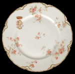 BARÃO DE POTENGI (INACIO DE AMERICA PINHEIRO, 1830-1892) - RARO  PRATO FUNDO  EM PORCELANA FRANCESA DE LIMOGES, MANUFATURA "HAVILAND & Cº", SÉC XIX. ESMALTADO COM RAMOS DE ROSA EM POLICROMIA. BORDA MONOGRAMA " BP " EM DOURADO E ROSA SOB COROA DE BARÃO. BORDA ONDULADA COM FRISO DOURADO. REPRODUZIDO NO LIVRO "LOUÇA DA ARISTOCRACIA NO BRASIL" POR JENNY DREYFUS NA PAG. 309. EXEMPLAR DESSE SERVIÇO COMPÕE TAMBÉM O ACERVO DO MUSEU IMPERIAL DE PETRÓPOLIS. 24 CM DE DIAMETRO. NOTA: IGNÁCIO JOSÉ DA AMÉRICA PINHEIRO, PRIMEIRO E ÚNICOBARÃO DE POTENGI (VALENÇA  IO DE JANEIRO,19 DE OUTUBRO DE 1892) FOI UM NOBRE BRASILEIRO. FILHO DE JOSÉ PINHEIRO DE SOUSA E DE ISABEL MARIA DA VISITAÇÃO, QUE ERA FILHA DE INÁCIO DE SOUSA WERNEK. CASOU-SE COM ANA PEREGRINA PINHEIRO WERNECK (1837 - 13 DE MARÇO DE 1925), E TORNOU-SE BARONESA DE POTENGI. AGRACIADO COM O TÍTULO DE BARÃO, POR DECRETO IMPERIAL DE17 DE JUNHO DE 1882.ERA IRMÃO DO VISCONDE DE IPIABAS, PEREGRINO JOSÉ DE AMÉRICA (OU DAMERICA) PINHEIRO (1811-1882) QUE FOI SENHOR DA FAMOSA FAZENDA ORIENTE EM VASSOURAS. A FAMÍLIA PINHEIRO TORNOU-SE UM  DOS MAIS IMPORTANTES CLÃNS CAFEEIROS DO BRASIL. UMA DAS FILHAS DO VISCONDE DE IPIABAS, DONA ANA PEREGRINA, PINHEIRO WERNECK VEIO A CASAR-SE COM O BARÃO DE POTENGI, IRMÃO DO VISCONDE IPIABAS, TORNANDO-SE PORTANTO TIO DE SUA ESPOSA E CUNHADO DE SEU IRMÃO. O VISCONDE DE IPIABAS E SEU IRMÃO O BARÃO DE POTENGY ERAM MEMBROS DA ANTIGA ARISTOCRACIA RURAL FLUMINENSE, ERAM UM DOS MAIORES PRODUTORES DE CAFÉ EM VALENÇA, RIO DE JANEIRO. PEREGRINO FOI COMENDADOR E CORONEL DA GUARDA NACIONAL, SENDO TAMBÉM AGRACIADO COM AS INSÍGNIAS DAS ORDENS DE CRISTO E DA ROSA, ALÉM DE SER MOÇO FIDALGO COM EXERCÍCIO NA CASA IMPERIAL. FOI PROVEDOR DA SANTA CASA DE MISERICÓRDIA DE VALENÇA E MEMBRO DO INSTITUTO HISTÓRICO E GEOGRÁFICO BRASILEIRO, ALÉM DE CONTRIBUIR COM ELEVADA SOMA DE DINHEIRO PARA A CRIAÇÃO DO CORPO DO EXÉRCITO DO BRASIL QUE LUTOU NA GUERRA DO PARAGUAI. EXTREMAMENTE RELIGIOSO, COLABOROU PARA A RESTAURAÇÃO, E MESMO CONCLUSÃO, DE VÁRIAS IGREJAS LOCALIZADAS NA ÁREA DE VALENÇA. CASOU-SE NO DIA 4 DE FEVEREIRO DE 1841 COM SUA PRIMA-IRMÃ ANA ISABEL WERNECK, COM QUEM TEVE 15 FILHOS. PELA SUA INICIATIVA EM CONSTRUIR ESCOLAS, HOSPITAIS E EM LIBERTAR A MAIORIA DE SEUS ESCRAVOS E TORNA-LOS TRABALHADORES ASSALARIADOS, RECEBEU DO IMPERADOR INÚMERAS CONDECORAÇÕES, SENDO CAVALEIRO DA IMPERIAL ORDEM DA ROSA, DA IMPERIAL ORDEM DE CRISTO E TÍTULOS DE BARÃO E VISCONDE DE IPIABAS. FALECIDO EM 1883 DEIXOU PARA SEUS DESCENTES 38 ESCRAVOS, E MAIS DE 100 CONTOS DE RÉIS. A ABOLIÇÃO DA ESCRAVIDÃO TROUXE GRANDES PREJUÍZOS FINANCEIROS A FAZENDA DA FAMÍLIA, QUE ERA ADMINISTRADA POR SUA VIÚVA, DONA ANA WERNECK QUE ACUMULOU MAIS DE 150 CONTOS DE RÉIS ANTES DE SUA MORTE EM 1892. NA VIRADA DO SÉCULO XX, A FORTUNA DA ANTIGA FAMÍLIA CAFEEIRA JÁ HAVIA EVAPORADO ENTRE OS DESCENDENTES. (VIDE NOS CRÉDITOS EXTRAS DESSE LOTE FOTOGRAFIA DO RETRATO DO VISCONDE DE IPIABAS)