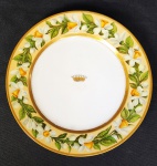 VISCONDE DE UBÁ  JOAQUIM RIBEIRO DE AVELAR (1821-1888) - RARO PRATO PARA SOBREMESA EM PORCELANA DA MANUFATURA DOS IRMÃOS HONORÉ ESTABELECIDOS NO BOULEVARD POISSONNIERE. EXUBERANTE ABA INTEIRAMENTE DECORADA COM JUNQUILHOS ENTRE GUIRLANDA VEGETALISTA SOBRE FUNDO SALMÃO. A DECORAÇÃO DA ABA É DELIMITADA POR FRISOS DOURADOS NA BORDA E NO LIMITE COM A CALDEIRA. NA CALDEIRA CORONEL DE VISCONDE EM OURO SOB MARCAS DAS INICIAIS RP EM GÓTICO DELIBERADAMENTE RASPADAS COMO EM TODO O SERVIÇO (PARA REAPROVEITAMENTO DO NOVO PROPRIETÁRIO APÓS A MORTE DO VISCONDE). NÃO SE CONHECE NEM UMA PEÇA COM O MONOGRAMA SEM RASPAGEM. EXEMPLAR IDÊNTICO A ESTE ESTÁ REPRODUZIDO NA PÁGINA 337 DO LIVRO LOUÇA DA ARISTOCRACIA NO BRASIL POR JENNY DREYFUS. VIDE NOS CRÉDITOS EXTRAS DESSE LOTE FOTOGRAFIA DA SEDE DA FAZENDA PAU GRANDE IMPORTANTE PROPRIEDADE DO VISCONDE DE UBÁ E TAMBÉM RETRATO DO VISCONDE E DA VISCONDESSA DE UBÁ. FRANÇA, SEC. XIX. 22 CM DE DIAMETRONOTA: Titulado visconde com Grandeza por Decreto de 11 de outubro de 1848, no mesmo ano em que D. Pedro II realizava sua viagem pelo Sul Fluminense, inclusive com visitas a Paty do Alferes e Vassouras. Joaquim Filho nasceu em 12 de maio de 1821 e faleceu em 7 de outubro de 1888, sendo filho natural, mas reconhecido por Escritura Pública, do 1º barão de Capivary (Joaquim Ribeiro de Avelar) com uma senhora já casada de Paty do Alferes, sendo criado sob a orientação do pai e das tias paternas na Fazenda Pau Grande.   O futuro visconde residiu e estudou por alguns anos em Boulougne-sur-Seine (França), vindo posteriormente tornar-se importante agricultor na Província do Rio de Janeiro (hoje Estado do Rio) em áreas que atualmente correspondem aos municípios de Paty do Alferes (daí a designação de Avelar para o 2ª distrito patiense) e Paraíba do Sul.Na área militar, o visconde de Ubá chegou ao posto de Tenente-Coronel da Guarda Nacional, recebendo ainda as Comendas de Oficial da Imperial Ordem da Rosa e Fidalgo Cavaleiro da Casa Imperial. Manteve-se como sócio correspondente do IHGB (Instituto Histórico e Geográfico Brasileiro) de 1845 até o dia de sua morte em 1888.Após sete anos de intensa correspondência com sua pretendida, graças a uma primeira carta datada de 21 de novembro de 1842, Joaquim casou-se em 17 de novembro de 1849 com D. Mariana Velho da Silva (1827 - 1898), filha do Conselheiro José Maria Velho da Silva (Veador da Imperatriz, título dado ao Oficial-Mor da Regente) e de D. Leonarda Maria Velho da Silva (Dama de Sua Majestade, a Imperatriz), esta sobrinha do visconde de Macaé e da baronesa de Jacotinga, além de prima do barão de Mota Maia.Joaquim e Mariana tiveram 12 filhos, a saber: Joaquim Velho de Avelar; Maria José Velho de Avelar; Mariana Velho de Avelar; Joaquim Velho de Avelar (o 2); Luiza Velho de Avelar; Elisa Velho de Avelar; Júlia Velho de Avelar; Antônio Velho de Avelar; Josefina Velho de Avelar; José Maria Velho de Avelar; Elisa Velho de Avelar (a 2ª) e Joaquim Velho de Avelar (o 3), sendo que alguns morreram ainda na infância e apenas seis chegaram à idade adulta.A filha Maria José Velho de Avelar tornou-se 2ª baronesa de Muritiba ao se casar com Manuel Vieira Tosta Filho, 2º barão de tal título, exercendo as funções Dama Efetiva de Sua Majestade, a Imperatriz, e de Sua Alteza Imperial, a Senhora Princesa Isabel, a condessa d'Eu. Por sua vez, a irmã Luiza casou-se com o capitão Antônio Lemgruber, que administraria a fazenda Pau Grande no início do século XX, enquanto Júlia esposou Francisco Figueira de Melo e Joaquim (o 3) veio a ser marido de Mariana Albuquerque de Avelar, a Zizinha.Quanto ao filho Antônio Ribeiro Velho de Avelar, vale lembrar que ele se tornou um dos mais requintados proprietários da fazenda Pau Grande. Formado em advocacia no Rio de Janeiro, veio trabalhar como Promotor Público em Paraíba do Sul. Posteriormente, exerceu os cargos de Juiz de Direito da Comarca de Vassouras e Presidente da Câmara de Vereadores daquela cidade, tendo sido ainda Deputado Estadual e Vice-Presidente da Província do Rio de Janeiro. Supostamente misógino, era culto e muito sofisticado, tendo mantido em Pau Grande um casal de franceses - os Doyen - exclusivamente para seu atendimento pessoal: o marido desempenhava o papel de mordomo e a esposa cuidava da casa como governanta. Joaquim libertou, antes de 13 de maio de 1888, todos os escravos de suas fazendas. Abastado capitalista e respeitado fazendeiro, administrou a Fazenda Pau Grande e várias outras propriedades na região de Paty do Alferes e também nas cidades do Rio de Janeiro e Petrópolis. Sua bela casa de veraneio, naquela cidade serrana, serviu de palco para a lua-de-mel das princesas Isabel e Leopoldina. Também hospedou nessa mesma casa o Imperador Dom Pedro II quando esteve adoentado em 1888. Por seu turno, a viscondessa foi uma das principais incentivadora das religiosas francesas da Ordem de Nossa Senhora de Sion, facilitando o estabelecimento do famoso Colégio Notre Dame de Sion, em Petrópolis.O visconde de Ubá veio a ser primo de Paulo Gomes Ribeiro de Avelar (barão de São Luiz), de Cláudio Gomes Ribeiro de Avelar (barão do Guaribu), de João Gomes Ribeiro de Avelar (visconde da Paraíba) e de Maria Isabel Assumpção Ribeiro de Avelar Peixoto de Lacerda Werneck (esposa de Francisco Peixoto de Lacerda Werneck, o 2º barão de Paty do Alferes).Joaquim e Mariana foram casados por 39 anos. Ao morrer, o visconde deixou para sua esposa, por testamento, a terça parte de seus bens além da meação legal, isto é, metade do patrimônio comum do casal a que a viscondessa tinha direito. Lembre-se que Mariana faleceu em 1898, ou seja, dez anos após o marido.