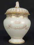 VISCONDE DE SÃO SEBASTIÃO  - MANUEL RIBEIRO DA MOTA ( 1814 -1890)  POT DE CREME EM PORCELANA DA MANUFATURA JULIEN FILS AINÊ. NA COR BRANCA É DECORADA EM OURO FORMANDO DELICADA GREGA E NO CORPO FLAMULA COM A INSCRIÇÃO BARÃO DE S. SEBASTIÃO SOB COROA DE BARÃO. PERTENCEU AO SERVIÇO DE MANUEL RIBEIRO DA MOTA PRIMEIRO E ÚNICO BARÃO DE SÃO SEBASTIÇÃO. EXEMPLAR DESSE SERVIÇO ESTÁ REPRODUZIDO NA PAGINA 328 DO LIVRO LOUÇA DA ARISTOCRACIA NO BRASIL DE JENNY DREYFUS.  BRASIL, SEC. XIX. 10 CM DE ALTURANOTA: Manuel Ribeiro da Mota, primeiro e único barão e visconde de São Sebastião (Campos dos Goytacazes, 1814  Campos dos Goytacazes, 8 de outubro de 1890), foi um fazendeiro brasileiro. Filho de Miguel Ribeiro da Mota e Rita Maria de Azevedo, faleceu solteiro, mas deixou geração com Maria Madalena Nascimento e com Inácia Ferreira do Rosário.Além de senhor de engenho, foi coronel da Guarda Nacional e presidiu o Banco de Campos, em 1885. Miguel Ribeiro da Mota foi agraciado pelo imperador com o título de Barão de São Vicente, por decreto de 24 de março de 1881 e, posteriormente, com o título de Visconde de São Sebastião, por decreto de 14 de abril de 1883, título este concedido pelo imperador graças ao empenho econômico na reconstrução, quase que às suas próprias expensas, da matriz de São Sebastião, na freguesia onde havia nascido., foi também condecorado com a Imperial Ordem da Rosa. .Max de Vasconcelos era seu neto, filho de Ernestina Ribeiro de Azevedo, e destacou-se como poeta e jornalista. "Natural da Freguesia de São Sebastião , em Campos dos Goitacazes. Em seu testamento, declarou que: tem vivido no estado de solteiro, mas por fragilidade humana, teve vários filhos, os quais estavam reconhecidos por escritura pública e mais um que passava a reconhecê-lo por este testamento e instituir a todos como herdei- ros dos dois terços de seus bens. De todos os filhos, apenas a filha mais velha, Maria Francisca, não sabia o nome da mãe. Os outros filhos eram quatro de Maria Magdalena Nascimento e cinco de Ignácia Ferreira do Rosário. Tendo falecido Maria Magdalena, passou a viver com Ignácia, que já era mãe de uma filha Amélia. O filho reconhecido no testamento era Miguel Ribeiro da Mota Junior, havido com Ana Aguiar.Dispôs, ainda, que os filhos reconhecidos eram: Maria Francisca, Rita Ribeiro, Josepha Ribeiro, Ignácia Ribeiro, Maria Magdalena, Cecília Ribeiro, Ernestina Ribeiro, Anália Ribeiro, Idalina Ribeiro, Reinaldo Ribeiro.