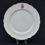 BARÃO DE SOLEDADE 2. JOSÉ PEREIRA VIANNA (1841-1910)  PRATO EM PORCELANA FRANCESA DA MAISON JULIE FILS AINÉ. ABA COM BORDA FRISO DOURADO E RESERVA COM MONOTRAMA BS ENTRELAÇADO SOB COROA DE BARÃO. EXEMPLAR DESSE SERVIÇO ESTÁ REPRODUZIDO NA PAGINA 331 DO LIVRO LOUÇA DA ARISTOCRACIA NO BRASIL DE JENNY DREYFUS. VIDE NOS CRÉDITOS EXTRAS DESSE IMAGEM DO RETRADO DO BARÇAO DA SOLEDADE PINTADO POR  ERNEST PAPF. FRANÇA, SEC. XIX. 23,5 CM DE DIAMETRONOTA: José Pereira Viana, segundo barão da Soledade  (Recife, Pernambuco, 19 de março de 1841  27 de fevereiro de 1910) . Estudou na Inglaterra. Comerciante abastado no Recife. Possuía um serviço de porcelana francesa com as iniciais B.S. gravadas. Cavaleiro da Real Ordem da Coroa da Itália. Comendador da Real Ordem de Cristo de Portugal. Oficial da Imperial Ordem da Rosa. Segundo barão da Soledade em 10-04-1867. Filho do comendador José Pereira Vianna e de Rita de Cássia. Neto paterno de Bernardino Pereira Vianna (n. 1764). Bisneto de Bento Pereira Vianna (n. na vila de Viana, em Portugal; capitão-mor da vila da Granja, na capitania do Ceará) e de Bernarda Cavalcanti de Albuquerque. Sobrinho-bisneto de Luiz Pereira Vianna e de Anna Thereza Correia de Araújo (filha de Manuel Correia de Araújo, capitão-mor da vila do Recife, e de Thereza de Jesus  Casou-se em 18-04-1870, no Recife, com THEREZA PORTELLA DE SOUZA LEÃO, n. 20-08-1852 no Recife, f. 25-06-1914. Falando várias línguas, dada à música, cantora e excelente harpista, presidiu uma casa no Recife onde o luxo se conjugava à inteligência, que ali se reunia num centro social de fama. Filha de Ignacio Joaquim de Souza Leão, barão de Souza Leão, e de Joaquina Pires Machado Portella. Sobrinha paterna de Umbelino de Paula de Souza Leão, barão de Jaboatão v. 33166. Sobrinha paterna de Francisca Cavalcanti de Souza Leão, casada com seu primo Joaquim de Souza Leão, 1º visconde de Campo Alegre. Prima de Domingos Malaquias de Aguiar Pires Ferreira, 1º barão de Cimbres . Prima de Caetana Cândida Gomes, casada com Manoel José da Costa, barão das Mercês. Prima de Francisca de Paula Pires Ferreira, casada com Manuel Thomaz Rodrigues Campello, 1º barão do Rio Formoso. Prima de Sophia Seraphina Prisca da Costa, casada com Bernardino de Senna Pontual, barão de Petrolina.