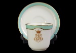 VISCONDE DA VILLA REAL DE PRAIA GRANDE (2.)  RARA XÍCARA DE CAFÉ EM PORCELANA   PERTENCENTE AO VISCONDE VILA REAL DE PRAIA GRANDE (CAETANO PINTO DE MIRANDA MONTENEGRO) EM PORCELANA CHARLES PILLIVUYT. PASTA DURA DE FUNDO BRANCO, BORDA PARCIALMENTE EM VERDE BERILO ENTRE FILETES DOURADOS. XÍCARA TEM RESERVA COM O  MONOGRAMA VPG ENTRELAÇADO E DOURADO, SOB COROA DE VISCONDE. ERA FILHO DO MARQUES DA VILLA REAL DA PRAIA GRANDE, PRIMEIRO MINISTRO DA JUSTIÇA DO BRASIL APÓS A INDEPENDENCIA. CAETANO PINTO DE MIRANDA MONTENEGRO FILHO FOI CORONEL DO EXÉRCITO IMPERIAL, GRANDE DO IMPÉRIO, GENTIL HOMEM DA IMPERIAL CÂMARA, MEMBRO DO CONSELHO DE SUA MAGESTADE IMPERIAL , COMENDADOR DA IMPERIAL ORDEM DE CRISTO, CAVALEIRO DA IMPERIAL ORDEM DA ROSA E DA IMPERIAL ORDEM DO CRUZEIRO, TINHA A MEDALHA DA DIVISÃO COOPERADORA DA BOA ORDEM E A INSIGNIA DE OURO DA DISTINÇÃO DE COMBATES. ÉCULO XIX. 12,5 CM DE DIAMETRO (PIRES).NOTA: CAETANO PINTO DE MIRANDA MONTENEGRO FILHO (1796-1851) Sentou praça no regimento da infantaria da linha de Pernambuco, em 1823. Foi reformado com a patente de coronel em 1838. Foi presidente das províncias do Espírito Santo, de 23 de novembro de 1829 a 3 de março de 1830, de Alagoas, de 4 de abril de 1830 a 19 de maio de 1831, e do Rio de Janeiro, durante 1845. Era filho de Maria da Encarnação Carneiro de Figueiredo Sarmento e de Caetano Pinto de Miranda Montenegro, marquês de Vila Real da Praia Grande. Casou-se, em 20 de dezembro de 1823, no Rio de Janeiro, com Maria Elisa Gurgel do Amaral e Rocha (em casada, Maria Elisa Gurgel do Amaral Montenegro), filha de Mariana Violante da Gama e Freitas e de Luís José Viana do Amaral e Rocha, falecida aos 67 anos, em 30 de novembro de 18671. Tiveram filhos. Maria da Penha Pinto de Miranda Montenegro (Rio de Janeiro, 26 de fevereiro de 1835 - Paris, 19 de abril de 1893), esposa de João de Sousa da Fonseca Costa, futuro visconde da Penha; Luís Pinto de Miranda Montenegro, futuro presidente da província do Rio de Janeiro e desembargador da Relação de Ouro Preto; João Pinto de Miranda Montenegro, moço-fidalgo da Casa Imperial por dec. de 12 de setembro de 1848, falecido em 1 de março de 1856, aos 16 anos de idade; Aires Pinto de Miranda Montenegro (fal. em 1873), moço-fidalgo da Casa Imperial, tenente da Guarda Nacional, casado, em 10 de janeiro de 1861, com Antônia Carolina de Castro Neto, filha do barão de Muriaé8; pai da baronesa de Maia Monteiro. Os restos mortais do visconde e da viscondessa da Vila Real da Praia Grande repousam no Cemitério da Ordem Terceira dos Mínimos de São Francisco de Paula, no Rio de Janeiro