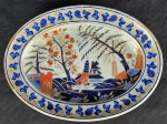CONDE DE ITAMARATI 2.  FRANCISCO JOSÉ DA ROCHA RARÍSSIMO PRATO EM PORCELANA CIA DAS INDIAS PERTENCENTE A FRANCISCO JOSÉ DA ROCHA, 2. BARÃO COM GRANDEZA, VISCONDE E CONDE DE ITAMARATI. TRAVESSA EM PORCELANA COM ESMALTES DO PERÍODO JIAQING. BORDA COM CACHOS DE UVA E PARRAS REMATADOS EM OURO. CALDEIRA COM ÁRVORE DE ROMÃ E SEUS FRUTOS TENDO AO FUNDO CIDADELA. NÃO FORA RARO POR TER PERTENCIDO AO SERVIÇO DESSE TITULAR É TAMBÉM DE RARA BELEZA E TAMBÉM REPRESENTATIVA PORQUE PEÇAS DESSE SERVIÇO COMPÕE A DECORAÇÃO DA SALA DE JANTAR DO PALÁCIO DA ALVORADA, RESIDÊNCIA OFICIAL DO PRESIDENTE DO BRASIL EM BRASÍLIA. EXEMPLAR DESSE SERVIÇO ESTA REPRODUZIDO NO LIVRO LOUÇA DA ARISTOCRACIA NO BRASIL, POR JENNY DREYFUS. PAG. 124, 20 CM DE DIÂMETRO. NOTA: Francisco José da Rocha Leão (São Pedro de Miragaia, Porto, 12 de fevereiro de 1806 Rio de Janeiro, 5 de julho de 1883), segundo barão e primeiro e único visconde e conde de Itamarati. Filho de Francisco José da Rocha Leão, primeiro barão de Itamarati, e de Margarida Cândida Bernardes, casou-se com Maria Romana Bernardes da Rocha (? 17 de outubro de 1896) que, posteriormente à morte de seu marido, foi agraciada com o título de marquesa de Itamarati (decreto de 29 de junho de 1887). Foi Negociante matriculado em 1822, grande capitalista e proprietário, foi coronel-comandante da Guarda Nacional da Corte, membro da Junta Administrativa da Caixa de Amortização, da Caixa Econômica e Monte de Socorro e sócio fundador do Imperial Instituto Fluminense de Agricultura, entre outros. Era comendador de 1. Grau da Imperial Ordem de Cristo, em 1841; dignitário da Imperial Ordem da Rosa (1. Grau), em 1868; Moço da 1.ª Câmara, Fidalgo Cavaleiro da Casa Imperial, Moço honorário da Primeira Câmara da Guarda-Roupa, Veador honorário da 1.ª Casa e Grande do Império. Agraciado sucessivamente com os títulos de segundo barão (decreto de 25 de março de 1854), de visconde com honras de grandeza (decreto de 17 de julho de 1872) e, finalmente, de conde (decreto de 17 de outubro de 1882). Foi-lhe concedido o mesmo brasão de armas de seu pai, também concedido a sua esposa quando de sua elevação a marquesa: de azul, uma aspa em ouro com três trifólios do mesmo metal a seu redor. Foi sepultado no Cemitério de São Francisco de Paula, no Catumbi. Era proprietário do magnífico palacete urbano em estilo neoclássico, na rua Marechal Floriano (Centro do Rio de Janeiro), hoje conhecido por Palácio do Itamarati, que foi construído em 1859 por José Maria Jacinto Rebelo, discípulo de Grandjean de Montigny, tendo servido de sede da presidência nos primeiros anos da república e, depois, do Ministério das Relações Exteriores, enquanto o Rio de Janeiro foi capital. O nome do palacete virou sinônimo do Ministério das Relações Exteriores (MRE), até hoje cognominado "Itamaraty". Atualmente é sede do Escritório de Representação do MRE e reúne o acervo histórico do órgão, divido em Museu Histórico e Diplomático, Arquivo Histórico, Mapoteca e Biblioteca.