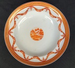 BARÃO DE RAMALHO - JOAQUIM INÁCIO RAMALHO (1809  1902)  PRATO EM PORCELANA COMPANHIA DAS INDIAS, ABA COM LARGO FRISO ROUGE DE FER DECORADO COM GREGA REMATADA EM OURO. O FRISO É SUCEDIDO POR LINDA GUIRLANDA COM FESTÕES. NA CALDEIRA,  RESERVA CIRCULAR DECORADA COM PAISAGEM DITA VISTA PEQUENA. PEÇA DO MESMO SERVIÇO ESTÁ REPRODUZIDA À PÁG. 138 DO LIVRO LOUÇA DA ARISTOCRACIA DO BRASIL, POR JENNY DREYFUS. SÉC. XIX. 25 CM DE DIÂMETRO.NOTA: Na renomada Faculdade de Direito do Largo de São Francisco é celebre a famosa Sala Barão de Ramalho. A entrada dos estudantes neste templo do mundo jurídico dá-se invariavelmente por esse local que homenageia um dos maiores estudiosos do direito brasileiro do século XIX, Joaquim Inácio Ramalho. Nascido na cidade de São Paulo, em 6 de janeiro de 1809, filho do cirurgião espanhol José Joaquim de Souza Saquette. Entretanto, devido a morte prematura do seu pai é criado como filho adotivo dos irmãos Antonio Nunes Ramalho e Anna Felisberta Ramalho, recebendo também o seu sobrenome, sendo educado segundo os tradicionais costumes paulistas do século XIX.É aluno das primeiras turmas do Largo de São Francisco, tornando-se bacharel em 25 de outubro de 1834 e recebendo o grau de doutor em 1835. Antes disso, ainda no último ano do curso jurídico, em 3 de abril de 1834, Joaquim Inácio Ramalho é nomeado professor substituto de filosofia racional e moral do Curso Anexo, preparatório para curso de direito da Academia de São Paulo. Torna-se titular dessa mesma cadeira em 22 de julho de 1836. Neste mesmo ano, toma posse também como lente substituto da Faculdade de Direito, por meio de decreto de 23 de abril. Em 1845, Joaquim Inácio Ramalho é eleito vereador e, sucessivamente, presidente da Câmara Municipal de São Paulo. Por seu destacado trabalho, é nomeado pelo Governo Imperial brasileiro presidente da província de Goiás, por meio de carta imperial de 16 de maio de 1845, permanecendo até 1848 nesse cargo. Em reconhecimento pelos serviços prestados como comandante da província goiana, recebe do Governo Imperial, em 1º de setembro de 1846, o oficialato da Ordem da Rosa. Em seguida, é eleito Deputado geral pela província de Goiás, em 1848, tendo sido ainda membro da Assembleia Provincial de São Paulo por duas legislaturas. Chega ao topo da carreira acadêmica ao ser nomeado, por decreto de 8 de julho de 1854, lente catedrático da Faculdade de Direito do Largo de São Francisco, tomando posse da primeira cadeira do quinto ano ainda no mesmo mês. Joaquim Inácio Ramalho recebe o título de Conselheiro do Governo Imperial em 4 de dezembro de 1861 e a comenda de Nosso Senhor Jesus Cristo, por decreto de 21 de maio de 1874. Já em 24 de novembro de 1874, lidera um grupo de advogados para fundar o Instituto dos Advogados de São Paulo, o IASP, de forte atuação até os dias de hoje. Aposentado da Faculdade de Direito por decreto de 25 de agosto de 1883, Joaquim Inácio Ramalho recebe em 7 de maio de 1887 o título nobiliárquico do baronato, tornando-se o Barão de Água Branca, título em homenagem à cidade alagoana de Água Branca. Contudo, ele recusa tal título, alegando que apenas poderia tornar-se barão, caso este fizesse referência à família da sua esposa, Paula da Costa Ramalho, cuja família acolhera e criara Joaquim Inácio. Assim, torna-se o primeiro e único Barão de Ramalho, em 28 de maio de 1887. Dentre as diversas honrarias que recebe, o Barão de Ramalho é também oficial da Imperial Ordem da Rosa e recebedor da comenda da Imperial Ordem de Cristo. Além disso, exerce com grande dedicação o cargo de diretor da Faculdade de Direito do Largo de São Francisco, sendo nomeado por decreto de 25 de abril de 1891 e permanecendo no cargo até o seu falecimento em 15 de agosto de 1902, com 93 anos de idade. A obra do Barão de Ramalho é emblemática no tocante à sua dedicação ao ensino e à pratica do direito. Dentre suas publicações, destacam-se: "Elementos de processo criminal, para uso das Faculdades de Direito do Imperio" (1856), "Pratica civil e comercial - Praxe brasileira" (1869), e "Posttilas de pratica (Coleção completa das lições de Pratica do anno de 1865, precedidas de cinco lições de Hermeneutica Juridica e seguidas de dez de Processo Criminal, inteiramente correctas)" (1872). Tais obras revelam o intuito do grande jurista em conciliar a teoria e a prática jurídica. Joaquim Inácio Ramalho conduziu sua carreira acadêmica sem esquecer a práxis dos tribunais.