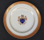 VISCONDE DE BALSEMÃO  LUIS PINTO DE SOUZA COUTINHO (1735  1804)  LINDO PRATO EM PORCELANA COM ABA DECORADA COM BARRADO SALMÃO  COM GREGA HELICOIDAL EM OURO. NA CALDEIRA GREGA NA INTERCÇÃO COM A ABA E RESERVA COM LINDO BRASÃO DE LUIS PINTO DE SOUZA COUTINHO, PRIMEIRO VISCONDE COM GRANDEZA DE BALSEMÃO. EXEMPLAR DESSE SERVIÇO ESTÁ REPRODUZIDO NA PAGINA 113 DO LIVRO LOUÇA DA ARISTOCRACIA NO BRASIL POR JENNY DREYFUS, CHINA, SEC. XVIII. 19,5 CM DE DIAMETROFidalgo cavaleiro da Casa Real, por sucessão a seus maiores; conselheiro de Estado; ministro e secretário de Estado dos Negócios do Reino, da Guerra e dos Estrangeiros; 1. senhor donatário de Ferreiros e Tendais, por decreto de 17 de abril de 1792, e de juro e herdade, por decreto de 13 de maio de 1796, em recompensa dos serviços prestados na direcção, expedição e negociações relativas ao Exército Português que tomou parte na campanha do Rossilhão; 20.º senhor do morgado de Balsemão, em virtude da renúncia feita por seu irmão mais velho, José Luís Pinto, ainda em vida de seu pai, por termo de 23 de outubro de 1759, e dos morgados e casas de Sá, Toens e Leomil, bem como da capela da Santíssima Trindade, instituída na sé de Lamego; alcaide-mor da vila de Cano e comendador da respectiva comenda na Ordem de S. Bento de Avis; enviado extraordinário e ministro plenipotenciário na corte de Londres; plenipotenciário por parte de Portugal, para ajustar o tratado de paz (de Badajoz) entre a França, Espanha e Portugal, em 1801; comissionado para a entrega da infanta D. Mariana Vitória, que casou com o infante de Espanha, D. Gabriel, e para receber, a infanta de Espanha, D. Carlota Joaquina, esposa do príncipe D. João, depois rei D. João VI; capitão-general e governador da capitania de Mato Grosso; director dos estudos estabelecidos no mosteiro de S. Vicente; cavaleiro da Ordem do Tosão de Ouro; grã-cruz da Ordem de S. Bento de Avis; tenente-general do exército.Nasceu em Leomil a 27 de novembro de 1735, faleceu em Lisboa a 14 de abril de 1804. Era filho de Alexandre Pinto de Sousa Coutinho, fidalgo cavaleiro da Casa Real, por alvará de 18 de março de 1706; mestre de campo dos Auxiliares da comarca de Lamego; familiar do Santo Ofício, por carta de 15 de abril de 1748; 19.º senhor do morgado de Balsemão; casado com D. Josefa Mariana Madalena Pereira Coutinho de Vilhena, filha e herdeira de José de Sá Coutinho, fidalgo da Casa Real, cavaleiro professo na ordem de Cristo, capitão-mor da vila de Leomil; senhor do morgado de Sá ou de Leomil.No Quadro elementar das relações políticas e diplomáticas de Portugal, etc., pelo visconde de Santarém, diz-se que Luís Pinto viajou pela Itália, Alemanha e França, e que depois acompanhou as caravanas como cavaleiro de Malta. Alistando-se no exército, tinha chegado ao posto de tenente-coronel de artilharia, quando, em 1767, foi escolhido para governar uma das capitanias do Brasil. Nomeado por carta régia de 21 de agosto desse ano, governador e capitão-general de Cuiabá e Mato Grosso, embarcou para a América e, chegando a Vila Bela a 2 de janeiro de 1769, tomou no dia seguinte posse do cargo, que lhe foi entregue pelo seu antecessor João Pedro da Câmara. São notáveis os melhoramentos a que procedeu, os quais vêem minuciosamente mencionados no referido Quadro elementar. Durante todo o tempo do seu governo, Luís Pinto vivia em contínuo desassossego, receando guerra com os castelhanos, não só pelo que encontrara tomando conta da capitania, como pelas notícias que de quando em quando lhe traziam os índios foragidos ou os negociantes portugueses. Além do corpo de auxiliares que tinha criado, organizou também uma legião de hussares, e em julho de 1771 ordenou um novo recrutamento de tropas, que só á custa de grandes violências se realizou. Seguiu-se uma época tumultuosa, em que os caiapós, assaltaram e destroçaram o povo das minas do Remédio, matando muitas pessoas. Os assaltos continuavam e cometiam-se as maiores atrocidades; o povo pedia auxílio, porém os governadores nesse tempo tinham mais em vista aumentar o rendimento do Estado, e Luís Pinto, apesar de ser homem ilustrado e adoptar na sua capitania algumas providências a bem dos povos sujeitos ao seu mando, não pôde eximir-se por completo às ideias do seu tempo, e pouca atenção prestou às reclamações. Adoecendo com uma pertinaz e grave oftalmia, obteve ser exonerado do cargo de capitão-general, e entregando o governo ao seu sucessor, Luís de Albuquerque de Melo Pereira e Cáceres, a 13 de dezembro de 1772, regressou a Portugal. Pouco tempo, porém, esteve em sossego, porque no princípio de março de 1774 foi nomeado nosso ministro em Londres, para onde partiu em Maio seguinte.Havia casado em 21 de agosto de 1767, com D. Catarina Micaela de Sousa César de Lencastre, senhora muito ilustrada e distinta poetisa (V. 1.ª viscondessa de Balsemão), filha de Francisco Filipe de Sousa da Silva Alcoforado, fidalgo da Casa Real; senhor da casa de Vila Pouca em Guimarães; familiar do Santo Ofício; e de sua mulher, D. Rosa Maria Viterbo de Lencastre.Luís Pinto conservou-se em Londres até 1788; viera a Lisboa em 1783 com licença, mas voltara para a corte inglesa, regressando no ano de 1788 também com licença; dando-se, porém, o falecimento do marquês de Angeja e do confessor da rainha D. Maria I, frei Inácio de S. Caetano, houve reorganização do ministério, em que ficaram os antigos ministros, o visconde de Vila Nova da Cerveira, mais tarde marquês de Ponte de Lima, e Martinho de Melo e Castro, entrando para o reino José Seabra da Silva, e para a guerra e estrangeiros Luís Pinto, futuro visconde de Balsemão. Tanto no Quadro elementar, do visconde de Santarém, como na História política e militar de Latino Coelho, e na História da Guerra civil, de Luz Soriano, se fala muito desfavoravelmente de Luís Pinto acerca do seu governo, especialmente na situação em que Portugal se viu durante a revolução francesa, que começou logo depois de se ter reorganizado o ministério em 1788. Os primeiros tumultos do povo, e mesmo a tomada da Bastilha em 1789, não causaram grande influência em Portugal porém os rápidos progressos da revolução obrigaram seriamente a pensar; a Gazeta de Lisboa deixou de falar na França, ou pelo menos dos acontecimentos políticos que se estavam passando, e o governo tratou dos meios da afastar das nossas fronteiras o contágio das novas ideias, e de ser agradável ao exército. Decretou-se então que os voluntários servissem unicamente seis anos, distinguiram-se com várias honras os que ocupavam os postos superiores da milícia, foi aumentado o soldo de todos os oficiais e criada a Academia Real de Fortificação e Desenho; em abril de 1790 formou-se na tapada da Ajuda um campo de manobras em que, sob o comando do general Valleré, se exercitou uma brigada de infantaria, e em Setembro do mesmo ano se realizou um novo acampamento na Porcalhota, comandado pelo conde de Oeynhausen, no qual se reuniram para manobras duas brigadas de infantaria, uma de cavalaria e alguma artilharia. A 15 de novembro do referido ano de 1790 se decretou nova organização da artilharia e infantaria, e se criou uma guarda do corpo, que foi alojada perto do palácio da Ajuda, sendo os oficiais todos escolhidos na mais alta nobreza. Deste modo se ia preparando o governo português para resistir a quaisquer tentativas revolucionárias, que se manifestassem no país.A 26 de setembro de 1793 assinou-se em Londres o tratado de mútuo auxílio entre Portugal e a Inglaterra, sendo plenipotenciários D. João de Almeida Melo e Castro e lord Grenville. A convenção com a Espanha foi firmada em Madrid, a 15 de julho do referido ano de 1793. A situação de Portugal cada vez se tornava mais crítica. A Inglaterra aproveitava o auxílio da nossa força naval no bloqueio das costas francesas, mas não protegia as nossas; a Espanha escarnecia de nós, e quando Luís Pinto pedia os socorros estipulados pelos antigos tratados, os mesmos que ela invocou para lhe mandarmos uma divisão ao Rossilhão, respondia primeiro com evasivas, e por fim com uma negativa terminante. A 23 de Fevereiro de 1798 oficiava o nosso ministro dos estrangeiros ao representante português em Londres, mostrando-lhe a necessidade que o governo de Lisboa tinha de ser auxiliado pela Inglaterra, com um subsídio de 600.000 libras esterlinas para fazer face às despesas da guerra; mas a resposta foi que o gabinete inglês não só não podia dar dinheiro, nem armas, nem soldados, mas que se via até obrigado a retirar de Portugal três dos regimentos que entravam nas pequenas forças, que tinham vindo no ano anterior. Sempre hesitante, sempre irresoluto, inclinando-se ora para a Espanha, ora para a França ou para a Inglaterra, Luís Pinto conseguiu somente que Portugal se encontrasse inteiramente só, no meio da situação tristíssima em que se envolvera, e assim deu causa aos terríveis desastres que sofreu a nossa pátria nos primeiros anos do século XIX.A Espanha declarava que tinha grandes desejos de ver celebrada a paz entre Portugal e a república francesa, mas a sua verdadeira intenção era fazer guerra a Portugal. Trocaram-se muitas notas diplomáticas entre as cortes espanhola e portuguesa, e as respostas de Luís Pinto deram resultado à formal declaração de guerra no dia 2 de março de 1801. Tratou o nosso governo de activar os preparativos militares, indispensáveis para repelir o agressor na entrada; da triste situação em que se encontravam nessa época o nosso exército e as nossas praças, era ainda culpado Luís Pinto, por que, tendo estado incumbido da pasta da guerra desde a sua entrada para o ministério, só a deixará ao duque de Lafões, quando, a 6 de janeiro de 1801, o príncipe regente deu nova organização ao gabinete. Nessa organização foi Luís Pinto encarregado da pasta do reino, ficando a dos estrangeiros confiada a D. João de Almeida Melo e Castro, mas como este diplomata estava em Londres, e ali se conservou até fins de Junho, Luís Pinto continuou a dirigir a nossa política externa até essa data, e, nessa qualidade, foi quem negociou o humilhante tratado de Badajoz, que pôs termo à vergonhosa campanha de 1801. Desde então, a vida política de Luís Pinto limitou-se à gerência dos negócios do Reino, até que, pela exoneração de D. João de Almeida, voltou a dirigir a secretaria dos estrangeiros, mas por pouco tempo, porque, adoecendo gravemente, veio a falecer em 1804.O príncipe regente D. João concedeu-lhe o título de visconde de Balsemão de juro e herdade, dispensada duas vezes a Lei Mental, por decreto de 14 de agosto de 1801. O brasão fora concedido a Luís Pinto, filho de Álvaro Pinto, e bisneto de Pêro Vaz Pinto, todos fidalgos; dado em Lisboa a 8 de junho de 1514. É o seguinte: Um escudo; em campo de prata cinco crescentes vermelhos em aspa. Timbre, um leão de prata com a língua e unhas vermelhas, tendo na espádua um crescente.O visconde de Balsemão escreveu: Memória sobre a descrição física e económica do lugar da Marinha Grande, inserto no tomo V das Memórias Económicas da Academia Real das Ciências; Écloga à morte duma dama, escrita em 181 versos hendecassílabos soltos. Atribui-se-lhe a tradução em verso solto do poema Arte da Guerra, de Frederico li, rei da Prússia.