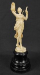 DIANA A CAÇADORA  BELA ESCULTURA EM MARFIM DE DIEPPE COM BASE EM BALAÚSTRE DE MADEIRA EBANIZADA. REPRESENTA A DEUSA DIANA SEGURANDO CAÇA ABATIDA E ARCO. MAGNÍFICA! FRANÇA, FINAL DO SEC. XIX.  25 CM DE ALTURA