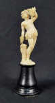 BACO  MAGNÍFICA ESCULTURA EM MARFIM DE DIEPPE COM BASE EM BALAÚSTRE DE MADEIRA EBANIZADA. REPRESENTA O DEUS BACO. VIRTUOSA ESCULTURA! FRANÇA, FINAL DO SEC. XIX. 24 CM DE ALTURA