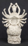 DEHUA PORCELAIN DITA BLANC DE CHINE = GUANYIN DEUSA DA MISERICÓRDIA E DA PIEDADE UM AVALOKIERVARA CHAMADA A DEUSA DOS MIL BRAÇOS. DIZ A LENDA QUE GUANYIN CHOROU PORQUE NÃO TINHA BRAÇOS SUFIENTES PARA SOCORRER A TODOS OS ANGUSTIADOS E ASSIM GANHOU MIL BRAÇOS PARA ATENDER AS SÚPLICAS DOS QUE PRECISAM. CHINA, FINAL DO SEC. XIX. 34 CM DE ALTURA. NOTA: Dehua porcelain é um tipo de porcelana chinesa branca, feita em Dehua na província de Furjan.Um termo europeu tradicional para ele é Blanc de Chine(francês para "branco de China").Foi produzido da dinastia Ming(1368-1644) até os dias de hoje. Grandes quantidades chegaram na Europa como porcelana de exportação chinesa no início do século 18 e foi copiado em Meissen e em outros lugares. Também foi exportado para o Japão. A área ao longo da costa de Fujian foi tradicionalmente um dos principais centros exportadores de cerâmica. Mais de cento e oitenta locais de fornos foram identificados estendendo-se na faixa histórica do período Song até o presente. Os fornos de Dehua também produziram outros produtos cerâmicos, incluindo alguns com decoração esmaltada azul. A partir do período Ming objetos de porcelana foram fabricados com uma fusão de esmalte e corpo tradicionalmente referido como "marfim branco" e "leite branco".A característica especial da porcelana de Dehua é a quantidade muito pequena de óxido de ferro nele, permitindo que ele seja acionado em uma atmosfera oxidante para uma tonalidade de marfim branco ou pálido. Esta cor torna imediatamente reconhecível e completamente diferente da porcelana dos fornos imperiais de Jingdezhen, que contém mais ferro. Existe uma grande gama de produtos: figuras, caixas, vasos e frascos, copos e taças, peixes, lâmpadas, taças, incensários e vasos, animais, suportes para escovas, vinho e bules, figuras budistas taoístas, figuras seculares e bonecos .Havia uma grande quantidade de figuras, especialmente figuras religiosas, por exemplo, figuras de Guanyin, Maitreya, LuohaneTa-mo.Guanyin, a Deusa da Misericórdia, era particularmente reverenciada em Fujian e existem inúmeras figuras dela. Alguns foram produzidos com pouca modificação desde o final do século XVI ou início do século XVII até o sec. XIX. Os objetos de devoção produzidos em Dehua (queimadores de incenso, candelabros, vasos de flores e estatuetas de santos) "conformaram-se às estipulações oficiais do início do período Ming, não apenas na sua brancura, mas também na imitação de objetos rituais arcaicos". Eles provavelmente foram usados nos santuários domésticos que cada casa chinesa possuía. A datação precisa de blanc de Chine das dinastias de Ming e de Qing(1644-1911) é frequentemente difícil porque o tradicionalismo dos oleiros de Dehua os conduziu a produzir as peças similares por décadas ou mesmo por séculos. O Museu Britânico em Londres tem um grande número de peças de blanc de Chine.