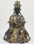 BRONZE DA DINASTIA MING  REPRESENTAÇÃO DA DEUSA TAOÍSTA  JIUTIAN XUANNU. DEUSA DA GUERRA, DA SEXUALIDADE, FERTILIDADE E DA LONGEVIDADE. A DEUSA É REPRESENTADA ME POSIÇÃO MARCIAL, SEGURANDO ESPELHO NAS MÃOS E CINGINDO COROA FORMADA PELA REPRESENTAÇÃO DE TRÊS AVES FÊNIX. BELÍSSIMA! COM RESQUÍCIOS DE OURO E POLICROMIA. CHINA, ANTERIOR AO SÉC XVII. 30 CM DE ALTURANOTA: A deusa Jiutian Xuannü era ativamente adorada pelos antigos chineses, mas a extensão da adoração diminuiu após a dinastia Han .  Ao longo dos séculos seguintes, ela foi gradualmente assimilada ao taoísmo.  Durante a dinastia Tang , opiniões contrárias sobre Jiutian Xuannü coexistiram.  Nesse período, a ascensão do taoísmo deu lugar a uma nova imagem de uma grande deusa da guerra que venceu por meios mágicos e intelectuais e que transmitiu as artes da imortalidade.  Os aspectos da sexualidade, vitória sobre os inimigos na guerra e vida eterna foram lentamente modificados para se adequar a essa nova imagem.  Além disso, o taoísta Du Guangting tentou expurgar todos os elementos heterodoxos e grosseiros das lendas populares de Jiutian Xuannü, como a natureza erótica e sexualmente empoderadora da deusa, para criar uma nova imagem de uma deusa marcial que fosse apropriada para a escola Shangqing do Daoísmo . Na dinastia Ming , Jiutian Xuannü tornou-se oficialmente uma protetora celestial e era venerada como uma deusa tutelar do estado.  Em 1493, a Imperatriz Zhang (14701541), que era a esposa do Imperador Hongzhi , foi ordenada e sua ordenação foi certificada em um pergaminho intitulado A Ordenação da Imperatriz Zhang , que contém numerosas imagens de divindades (mas não Jiutian Xuannü) e uma inscrição composta pelo mestre taoísta Zhang Xuanqing da escola Zhengyi .  