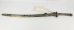NEPAL - BELISSIMA ESPADA CERIMONIAL TALVAR EM METAL PRATEADO DECORADA COM CABOCHONS DE OPALA, TURQUESAS E SAFIRAS. EM RELEVO MANDALAS E REPRESENTAÇÃO DE DRAGÕES. PEGA TEM DECORAÇÃO COM FEITIO DE ESCAMAS. NEPAL, SEC. XIX. 98 CM DE COMPRIMENTO.