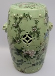 GARDEN SEAT - EX COLEÇÃO CONDE GUILHERME PRATES - FORMIDÁVEL BANCO PARA JARDIM E INTERIORES DITO  STOOL (BARRIL) CONSTRUÍDO EM PORLENA CHINESA CELADON COM ESMALTES REPRESENTANDO EXUBERANTES FLORES E RAMAGEM. ESSE BELISISMO GARDEN SEAT FAZ PERFEITA COMBINAÇÃO COM A ESTAMPA DAS POLTRONAS OFERTADAS NO LOTE ANTERIOR.  ALÇAS INCISAS COM FEITIO DE CABEÇAS DE CÃES DE FÓ., FENESTRAS COM FEITIO DE MANDALAS E SIMULAÇÃO DE TACHEADOS NA EXTREMIDADE SUPERIOR E INFERIOR SIMULANDO AINDA MAIS AS CARACTERÍSTICAS DE UM BARRIL COMPLETAM ESSE MAGNIFICO PROJETO DE MEADOS DO SEC. XIX. CHINA, REINADO DAOQUANG (1820-1850). 52 CM DE ALTURA. (uma das cabeças de cão de fó tem quebra na parte inferior)Originários da China antiga, esses bancos de cerâmica eram tradicionalmente usados como bancos de jardim. Eles existem há pelo menos 1.000 anos. Embora utilizados principalmente nos jardins paisagísticos, começaram a ser utilizados no interior desde o início da Dinastia Song (960-1279). O material em que eram utilizados para fazer estes bancos variava entre a pedra, a madeira, o grés vidrado e mais tarde a porcelana. Muitas vezes, nossos banquinhos de cerâmica modernos vêm com pregos simulados ao redor da parte superior e inferior da forma do barril. Estes surgiram imitando os antigos tambores chineses de madeira que tinham peles superiores e inferiores esticadas e fixadas com pregos. Tanta versatilidade e elegância, não é de se admirar que sejam utilizados em tantos projetos de decoração dos mais sofisticados.