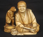 FORMIDÁVEL OKIMONO EM MARFIM APRESENTANDO ARTISTA SALTIMBANCO COM SEU MACACO. O MACACO SE ACERCA DO MESTRE COMO SE FOSSE LHE FALAR ALGO E O MESTRE SE INCLINA PARA OUVIR. O ANIMA ESTÁ SOBRE UM TAMBOR. AO LADO DO TAMBOR UMA FANTASIA REPRESENTANDO FIGURA DA MITOLOGIA ORIENTAL. O RMACACO VESTE CASACO E O ARTISTA SEGURA A BAQUETA PARA BATER O TAMBOR. ASSINADO SOB A BASE COM O DESEJÁVEL SELO VERMELHO. UM CONJUNTO DE VIRTUOSA ESCULTURA COM INCRÍVEL QUALIDADE. JAPÃO, SEC. XIX.11 X 10 CM