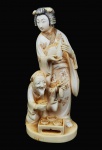 LINDO OKIMONO EM MARFIM REPRESENTANDO VENDEDOR DE PERFUMES E INCENSO ATENDENDO A UMA CLIENTE. ASSINADO SOB A BASE. JAPÃO, SEC. XIX. 16 CM DE ALTURA