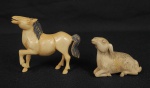 DUAS LINDAS ESCULTURAS EM MARFIM COM GRANDE REALISMO E QUALIDADE ESCUTÓRICA .SENDO UM CAVALO E UM CARNEIRO. CHINA, SEC. XIX. 8 CM DE COMPRIMENTO O CAVALO E SEIS CM O CARNEIRO