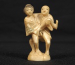 NETZUKE EM MARFIM COM TEMÁTICA ERÓTICA. ASSINADO SOB A BASE. JAPÃO, SEC. XX5,5 CM DE ALTURA