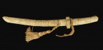 MAGNIFICA ESPADA WAKIZASHI COM CABO E SAYA (BAINHA) EM MARFIM. TSUBA (PROTETOR DE MÃO) TAMBÉM EM MARFIM. CABO TEM REPRESENTAÇÃO DE CABEÇA DE DRAGÃO CUJO CORPO CONTINUA NO SAYA (BAINHA) E EM SOBREPOSIÇÃO A ELE CENAS DE BATALHAS. LÂMINA COM GUME ÚNICO E LIGEIRAMENTE CURVA (FORMA CARACTERÍSTICA DAS ESPADAS JAPONESAS). PEÇA EXTRAORDINÁRIA! JAPÃO PERÍODO EDO. SEC. XIX. NOTA: Wakizashi refere-se a uma lâmina de cerca de 30-60 cm de comprimento  e usada na cintura, assim como Katana. Foi utilizada como espada reserva ao lado da Katana. Os Samurais precisava, usar uma Wakizashi quando lutavam em um ambiente pequeno  ou com proximidade, onde a Katana demoraria muito para ser desembainhada. Além disso, os Samurais tinham que deixar sua Katana para o guarda quando entravam em uma cidade, enquanto a Wakizashi foi autorizada a entrar como autoproteção. A Wakizashi ganhou mais presença quando o governo Edo lançou a lei nacional durante o período Edo (1603-1868 dC) para forçar todos os samurais a usar Katana e Wakizashi para se identificarem como oficiais militares do regime.