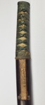 TANTÔ KOCHIRAE PERÍODO DE MANUFATURA SHINSHINTO (1781-1876) IMPORTANTE FACA SAMURAI DE LÂMINA CURTA PARA USO EM COMBATE. KOCHIRAI (BAINHA) EM MADEIRA LACADA COM INSERÇÃO DE PEQUENO PUNHAL COM PEGA EM BRONZE DECORADA COM FIGURA DE CERVO REMATADOS EM OURO. TSUKA (CABO) EM MADEIRA REVESTIDO DE SAMEGAWA (PELE DE TUBARÃO OU ARRAIA). MENUKI (ORNAMENTO DO CABO) EM FINO BRONZE REPRESENTANDO ANIMAIS.ELEGANTE, DE MUITO BOA QUALIDADE E EXCEPCIONAL! PEÇA PARA COLEÇÃO! JAPÃO, MEADOS DO SEC. XIX. 59 CM DE COMPRIMENTO