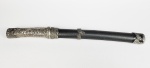 TANTO JAPONÊS COM SAYA REVESTIDO EM COURO COM DETALHES EM METAL. CABO EM METAL PRATEADO DECORADA COM AVE FENIX. JAPÃO, SEC. XX. 48 CM DE COMPRIMENTO