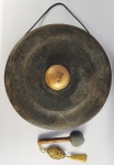 KONG MONG -  ANTIGO GONGO TAILANDÊS EM BRONZE COM BATEDOR. UTILIZADO EM TEMPLOS BUDISTAS ESSE LINDO GONGO TINHA A FUNÇÃO DE ANUNCIAR AS HORAS DO DIA. PEÇA DE COLEÇÃO! TAILÂNDIA, PRIMEIRA METADE DO SEC. XIX. 45 CM DE DIAMETRONOTA: O Kong Mong (Khaw-ng Mong). Como muitas palavras da língua tailandesa, tem o nome p´roprio influenciado pelo som que produz.   Assim o  Kong Mong,  recebe o nome do som que emana do instrumento, ou seja, um som "Mong". Antigamente, os tambores e o Kong eram usados para anunciar a hora do dia e da noite. Normalmente o gongo durante o dia e o tambor à noite. Os tailandeses têm gongos e tambores em seus conjuntos musicais há muitos séculos.