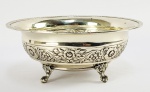 ELEGANTE BOWL EM PRATA DE LEI COM CORPO DECORADO COM BARRADO RELEVADO CONTENDO CAPRICHADAS FLORES E RAMAGENS. PÉS EM GARRA E BOLA. ESTILO E ÉPOCA DONA MARIA I. BRASIL, FINAL DO SEC. XVIII OU INICIO DO XIX. 8,5 CM DE DIAMETRO. 365 G