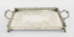 TABULEIRO EM PRATA DE LEI TEOR 833. GALERIA VAZADA E PLANO COM CAPRICHADOS GUILLOCHES. ASSENTE SOBRE QUATRO PÉS EM GARRA.  BRASIL,. INICIO DO SEC. XX. 30 CM DE COMPRIMENTO. 525 G