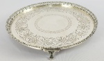 SALVA CIRCULAR  EM PRATA DE LEI TEOR 833. GALERIA VAZADA E PLANO COM ROCAILLES VEGETALISTAS. CENTRO REMATADO POR GUIRLANDA. ASSENTE SOBRE TRES PÉS. 19 CM DE DIAMETRO. 235 G