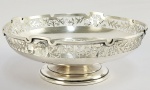 PRATA DE LEI INGLESA - CENTRO DE MESA EM PRATA DE LEI COM MARCAS PARA CIDADE  DE SHEFFIELD, PRATEIROS MAPPIN & WEBB, INICIO DO SEC. XX.  TERÇO SUPERIOR  RETICULADO DESENHADO COM GUIRLANDAS. ESTILO E ÉPOCA EDUARDIANA. 24 CM DE DIAMETRO. 520 G.