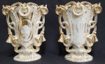 PAR DE LINDAS JARRAS DE ALTAR EM PORCELANA BRANCA REMATADA EM PROFUSO OURO. UMA DELAS TEM DECORAÇÃO DE ROSAS SINGELAS, ADUDINDO A VIRGEM E A OUTRA A INCRIÇÃO MARIA SOB CONSTELÃO ESTELAR. PRODUÇÃO DE VISTA ALEGRE, SEC. XIX. 23 CM DE ALTURA. uma com pequeno bicado na base.