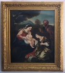 ESCOLA ITALIANA DO SEC. XVIII. O CASAMENTO MÍSTICO DE SANTA CATARINA DE ALEXANDRIA COM O MENINO JESUS  OLEO SOBRE CANVAS. LINDA PINTURA REPRESENTANDO O CASAMENTO MÍSTICO  DE SANTA CATARINA. REPRESENTAÇÃO DA VIRGEM MARIA E SANTA CATARINA RODEANDO O MENINO JESUS, ENQUANTO CELEBRAM O CASAMENTO MÍSTICO. A VIRGEM, DE PERFIL, APRESENTA-SE SENTADA, VESTINDO TÚNICA VERMELHA E MANTO AZUL, COM O MENINO AO COLO QUE, POR SUA VEZ,  APRESENTA-SE OLHANDO-A FIXAMENTE. DO LADO DIREITO, SANTA CATARINA DE ALEXANDRIA, TAMBÉM DE PERFIL, É REPRESENTADA JOVEM, COM ROUPAS NOBRES E LONGOS CABELOS ESCORRENDO-LHE PELOS OMBROS EM CASCATA. ESTENDE A MÃO AO MENINO PARA QUE ESTE LHE COLOQUE A ALIANÇA NO DEDO. A CENA É ASSISTIDA POR SÃO JOSÉ QUE OLHA TERNAMENTE PARA O MENINO JESUS. BELA MOLDURA! ITÁLIA, SEC. XVIII. 122 X 100 CM CONSIDERANDO-SE A MOLDURA SEM CONSIDERAR O TAMANHO DA  MOLDURA TEM 90 X 71 CMNOTA: Num manuscrito latino escrito em 1337, é narrado um dos episódios de maior repercussão iconográfica da vida de Santa Catarina: relatada na Legenda Aurea, é contado que a mãe de Catarina seria cristã antes de filha se converter. Chegou o tempo de Catarina ser dada em casamento, ao que se recusou alegando que teria recebido a visita de uma rainha que lhe fez uma proposta muito melhor: o seu Filho, o mais belo e poderoso rei jamais visto na Terra. A Rainha é a Virgem que oferecia o seu filho como noivo. Catarina aceitou, mas como ainda não havia firmado a sua fé, terá recebido a visita de um ermita que lhe deu ofereceu uma imagem de Maria com o Menino Jesus, que encantou tanto Catarina, que pediu a Maria que lhe mostrasse o seu Filho. Nessa mesma noite, os dois apareceram diante da Santa, mas o Menino recusou-se a voltar o seu rosto para ela, porque apesar de bela e culta, ainda não a considerava preparada para vê-lo. Catarina voltou a receber o magistério do ermita e de novo, à noite, apareceu-lhe a Virgem com o seu Filho que, nesta ocasião, se mostrou disposto a mostrar o rosto e achou ,desta vez, tanta perfeição nela que quis tomá-la como esposa perpétua. Então a Virgem tomou a mão de Catarina e o Menino Jesus colocou-lhe um anel no dedo, símbolo do desposório místico que acabara de acontecer. As imagens do casamento começaram a surgir por volta do século XV, muito provavelmente porque o seu atributo principal, a roda, na maioria das vezes era representado tão pequeno que se confundiu e acabou por tornar num anel, originando o aparecimento desta iconografia. Santa Catarina surge sempre com coroa e riscas vestes de princesa, demonstrando a nobre que era. Enquadrados por uma rica arquitectura estão também a Virgem que, após a conversão de Catarina pelo ermita, apresenta o seu Filho para que se realize o desposório eterno.