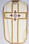 LINDA CASULA LITÚRGICA EM LINHO FORRADA EM SEDA BORDADA COM CRISTOGRAMA IHS REMATADA POR REQUINTADA PASSAMANARIA EM OURO RELEVADO FORMANDO VIDES. PERÍODO DO CONDE EDUARDO PRATES. FINAL DO SEC. XIX. 103 X 50 CMNOTA: Originalmente, a casula era uma vestimenta civil, que os romanos tomaram dos etruscos já no primeiro século da Era cristã, tornando-se logo uma vestimenta elegante e usual. Tratava-se de uma peça circular, com uma abertura no centro para se passar a cabeça, cobrindo o corpo até os joelhos. Literalmente, casula quer dizer pequena casa, por se assemelhar a uma pequena tenda. Aos poucos, a casula substituiu a toga, tornando-se vestimenta senatorial em 382 d.C. Assim, os cristãos também usaram a casula, mas à medida em que ela se tornava uma vestimenta de honra e das altas funções do Império, os cristãos preferiram reservá-la aos seus próprios tribunos e senadores, isto é, os ministros sagrados. Um afresco do século III retrata um Bispo consagrando uma virgem nas catacumbas de Santa Priscila. Nesta época, a casula não tinha ainda sido reservada ao celebrante, mas era usada também pelos demais ministros do altar, diácono e subdiácono. Todavia, como o ofício dos ministros do celebrante é servi-lo, logo se preferiu dobrar a parte frontal das suas casulas, para facilitar o manuseio com os vasos sagrados  donde o nome recebido: casula plicada. Além disso, do canto do Evangelho até o fim da Missa, o diácono enrolava a casula, formando uma larga banda de tecido e recobria a estola, para estar ainda mais livre no exercício da sua função. A partir do século V a casula plicada foi substituída pela dalmática e pela tunicela vestimentas dotadas de mangas  para o diácono e o subdiácono, respectivamente. Tal novidade só foi admitida tardiamente em Roma e, apesar disso, a Liturgia romana preferiu conservar as casulas plicadas para a Quaresma e tempos de penitência. Com efeito, a dalmática era de confecção fastuosa, representando a alegria e a inocência, e que durante muito tempo só admitiu a cor branca  donde esse paramento não convir para a Quaresma, o Advento e os outros dias de penitência.