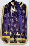 RICA CASULA NA COR ROXA EM SEDA BORDADA COM FLORES E RAMAGENS EM PRATA. O TECIDO TAMBÉM TEM RELEVO COM FLORES E RAMAGENS. PERÍODO DO CONDE EDUARDO PRATES. FINAL DO SEC. XIX. 95 X 60 CMNOTA: A casula roxa, se usa em dois momentos no ano litúrgico. O tempo da Quaresma e o tempo do Advento, que são dois momentos de preparação são tempos para recordar a preparação do cristão para esses dois momentos especiais do calendário cristão. 