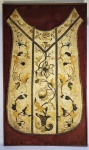 PORTENTOSA FRENTE DE CASULA MAGNIFICAMENTE BORDADA A MÃO  COM FLORES E RICA PASSAMANARIA. ESTÁ ENQUADRADA PARA EXPOSIÇÃO. SEC. XIX. 125 X 72 CM