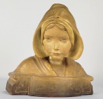 FRIEDRICH GOLDSCHEIDER  HOLLANDEISE  BUSTO EM TERRACOTA COM POLICROMIA REPRESENTANDO FIGURA DE HOLANDESA. MARCAS DA MANUFATURA. ÁUSTRIA, INICIO DO SEC. XX. 23 X 245 CMNOTA: Friedrich Goldscheider foi um influente fabricante de cerâmica. Nascido em 6 de novembro de 1845 em Plzen, República Tcheca, ele é mais lembrado por ter fundado a Goldscheider Manufactory and Majolica Factory em 1885 em Viena, que é um produtor de renome mundial de objetos e cerâmicas de terracota, faiança, bronze e alabastro. As obras mais reconhecidas de Goldscheider são pequenas figuras de cerâmica em pose, influenciadas por movimentos artísticos da virada do século, como Art Déco, Art Nouveau e Orientalismo, apresentando linhas fluidas e motivos decorativos naturalistas. Em 1889, ele ganhou notavelmente a Medalha de Bronze para peças de terracota na Exposição Internacional realizada em Paris. Goldscheider morreu em Nice, França, em 19 de janeiro de 1897.