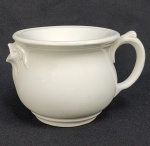 THOMAS HUGHES & SON - RARA CUSPIDEIRA PORTATIL EM PORCELANA. ARREMATE PARA EXTRAÇÃO COM FEITIO DE CABEÇA DE PEIXE. CURIOSO OBJETO PARA USO EM SALÕES CIVILIZADOS. INGLATERRA, FINAL DO SEC. XIX. 15 CM DE DIAMETRO.NOTA: A prática de mascar fumo tão disseminada na cultura portuguesa e, por conseguinte brasileira, criou um hábito social nas residências de oferecer aos visitantes a cuspideira individual para permitir nos salões o uso do tabaco. A fim de enobrecer esse acessório foram feitas cuspideiras das mais requintadas em porcelana decorada e para os muito ricos também em prata