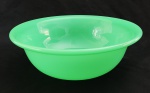 GRANDE BACIA EM VIDRO OPALINO NA TONALIDADE VERDE. EUROPA, SEC. XIX. 36 CM DE DIAMETRO