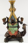 IMPÉRIO FRANCÊS - MAGNIFICO FLOREIRO COM CANDELABRO EM BRONZE COM POLICROMIA. REPRESENTA FIGURA DE CAMELO SUSTENTANDO EM SUAS COSTAS UMA ANFORA DE ONDE PARTEM QUATRO LUMES. PEÇA INCOMUM E MAGNIFICA. FRANÇA, SEC. XIX.  50 X 30 CM