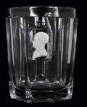 DOM PEDRO II  BACCARAT  RARO COPO EM CRISTAL DE BACCARAT COM ELEGANTE LAPIDAÇÃO EM LINHAS RETAS FORMANDO FACETAS VERTICAIS COM RESERVA COM FEITIO DE PASTILHA SULPHIDE COM PERFIL DO IMPERADOR DOM PEDRO II A ÉPOCA DA COROAÇÃO EM 1840. A REPRESENTAÇÃO FOI GRAVADA POR CARLOS CUSTÓDIO DE AZEVEDO EM 1841 COMO CUNHO DA MOEDA DE 10.000 RÉIS CONHECIDA COMO DO TIPO ALMIRANTE. O IMPERADOR É REPRESETADO COM FARDA DE ALMIRANTE CINGINDO  A ORDEM DO CRUZEIRO E O TOSÃO DE OURO (VIDE A GRAVAÇÃO DE AZEVEDO  DA MEDALHA COMEMORATIVA DA MAIORIDADE NOS CRÉDITOS EXTRAS DESSE LOTE), ESSE COPO ESTÁ REPRODUZIDO NA PAGINA 388 DO LIVRO O CRISTAL NO IMPÉRIO DO BRASIL DE JORGE GETULIO VEIGA ET AL. OS AUTORES SUGEREM A POSSIBILIDADE DA PEÇA SER MANUFATURA DE VISTA ALEGRE ENTRETANTO DISCORDAMOS COM A DEVIDA VÊNIA  POIS EXEMPLARES MUITO SEMELHANTES A ESSE COM PERSONAGENS DIVERSOS FORAM PRODUZIDOS PELA MANUFATURA DE BACCARAT E PODEM SER VISUALIZADOS EM: https://emuseum.mfah.org/objects/37838/tumbler-with-cameo-of-napoleon. PEÇA MAGNIFICA! FRANÇA, 1840. 10,5 CM DE ALTURANOTA: O processo de produção de sulfetos, ou encapsulamento de objetos cerâmicos moldados em cristal, foi aperfeiçoado e patenteado na Inglaterra por Apsley Pellatt em 1819. Os sulfetos tornaram-se uma forma popular de decoração de vidro na Europa durante a primeira metade do século XIX. Eles foram, não surpreendentemente, a forma mais antiga de peso de papel de vidro. Portanto, o período clássico da produção de pesos de papel sulfetados (1819-1865) começa mais de vinte anos antes do período clássico dos millefiori e outros tipos de pesos de papel de vidro (1840-1865). (Veja também o Capítulo Dois, Sulfetos.)Sulfetos não são encontrados apenas em pesos de papel. Eles aparecem em uma variedade de outros objetos de vidro: decantadores, copos, garrafas, vasos, xícaras, jarros, joias, botões, maçanetas, lacres, castiçais, objetos religiosos, perfumes e placas. As participações especiais nessas peças frequentemente comemoram um evento histórico ou homenageiam figuras políticas, artísticas ou religiosas notáveis. Muitos sulfetos, no entanto, são puramente decorativos por natureza e retratam animais ou cenas de paisagens.Os sulfetos são muitas vezes difíceis de identificar porque muito poucas peças foram assinadas ou datadas. Algumas peças, no entanto, são marcadas. Uma assinatura impressa no verso de um sulfeto geralmente indica a fábrica ou a pessoa que fez a medalha ou escultura original da qual o molde de sulfeto foi feito. Às vezes, um nome inscrito em óxido de cobalto é encontrado no verso de uma peça ou na frente do camafeu na parte inferior do busto. Tal inscrição geralmente identifica a pessoa representada no sulfeto.Uma das assinaturas mais comumente encontradas em sulfetos é a de Desprez, um artista sobre o qual, infelizmente, pouco se sabe. No livro Sulphides: The Art of Cameo Incrustation, Paul Jokelson relata as seguintes informações sobre este artista: É certo que Desprez, Jr., e talvez seu pai antes dele (durante o reinado de Napoleão 1) não apenas dominou a técnica de incrustação, mas o fez com uma perfeição que seus contemporâneos ou sucessores raramente alcançaram. Existem cinco assinaturas diferentes que foram feitas no verso dos sulfetos com um selo seco. Outros escultores e medalhistas cujas assinaturas são mais comumente encontradas em sulfetos incluem Apsley Pellatt, Pierre Honore Boudon de Saint-Amans e Bertrand Andrieu. O abrangente livro de Paul Jokelson, Sulphides: The Art of Cameo Incrustation, contém informações abrangentes sobre esses e outros artistas de sulfeto.Sulfetos datados são raros. Algumas das peças positivamente identificadas são sulfetos feitos para a Grande Exposição de 1851 em Londres.A presença de bastões millefiori em um pisa-papéis de sulfeto pode ajudar muito a atribuir a peça a uma determinada fábrica. Além disso, sabe-se que alguns objetos foram produzidos por certas casas de vidro. Em um caso, por exemplo, tanto um copo quanto um pisa-papéis identificável de carpete de Saint Louis apresentam o mesmo desenho de buquê pintado em um sulfeto oval.Baccarat: Os sulfetos de Baccarat são fixados tanto em vidro transparente quanto em fundos coloridos. Às vezes, os camafeus são cercados por um círculo de bastões, mas a maioria dos sulfetos Baccarat aparecem sozinhos. Existem alguns sulfetos de bacará de sobreposição dupla muito raros e bonitos.Talvez os sulfetos Baccarat mais valiosos sejam uma série de pesos magnum com topos planos e lapidação de diamante. Essas peças exibem um caçador e um cachorro, Joana d'Arc, a Rainha Vitória e a Madona, e são colocadas em fundos transparentes de rubi, azul ou verde. Outros assuntos de bacará relatados incluem:Esculápio Chateaubriand Czar Nicolau I Descida da cruz Duque de Orleans Benjamin Franklin Alphonse de Lamartine Rei Louis Philippe Madonna e criança Monsenhor Affre Napoleão I Napoleão III Daniel O'Connell