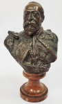 REI EDUARDO VII  HERMA DO REI DA INGLATERRA EDUARDO VII EM BRONZE COM BASE EM MÁRMORE. EXCEPCIONAL QUALIDADE! INGLATERRA, INÍCIO DO SEC. XX. 16 CM DE ALTURANOTA: Eduardo VII (Londres, 9 de novembro de 1841  Londres, 6 de maio de 1910) foi Rei do Reino Unido e da Irlanda, dos Domínios Britânicos e Imperador da Índia de 1901 até sua morte. Filho mais velho da rainha Vitória e do príncipe Alberto de Saxe-Coburgo-Gota, seu reinado de mais de nove anos ficou conhecido como a era eduardiana. Ele também foi o primeiro monarca britânico da Casa de Saxe-Coburgo-Gota, que anos depois foi rebatizada como Casa de Windsor por seu filho, Jorge V.Eduardo foi o segundo herdeiro aparente que por mais tempo sustentou o título de Príncipe de Gales em toda a história. Durante o longo reinado de sua mãe, ele foi afastado dos assuntos de Estado e personificou a elite ociosa, tão em voga na época. Eduardo viajou pelo reino realizando vários deveres cerimoniais e representou o Reino Unido no exterior. Suas viagens pela América do Norte em 1860 e pela Índia em 1875 foram grandes sucessos, porém sua reputação de príncipe libertino corroeu a relação com sua mãe.Ele ascendeu ao trono em 1901 e o período de seu reinado ficou conhecido como era eduardiana. Eduardo desempenhou um importante papel na modernização da marinha e na reorganização do exército após a Segunda Guerra dos Bôeres. Ele reinstituiu cerimônias tradicionais e ampliou a gama de pessoas com quem socializava. Eduardo promoveu boas relações entre a Grã-Bretanha e os outros países europeus, especialmente com a França, onde ficou popularmente conhecido como "o Pacificador", porém tinha uma relação ruim com seu sobrinho o imperador Guilherme II da Alemanha. Eduardo morreu em 1910 no meio de uma crise constitucional que foi resolvida no ano seguinte com o Decreto Parlamentar de 1911.