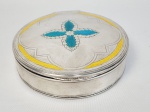 LINDA CAIXA EM PRATA DE LEI  DE FEITIO CIRCULAR COM CORPO DECORADO COM LINDOS GUILLOCHES E TAMPA COM BELOS ESMALTES. EXCELENTE QUALIDADA DENOTADA POR SE TRATAR DE PEÇA NUMERADA. PORTUGAL, INICIO DO SEC. XX. 13 CM DE DIAMETRO. 440 G. (INFIMA ESBEIÇADELA NO ESMALTE)