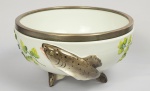 WMF - BOWL DE SERVIÇO PARA SALADA EM PORCELANA COM GUARNIÇÃO EM METAL ESPESSURADO A PRATA DECORADO COM PEIXES. OS GRANDES PEIXES EM  RELEVO SUSTENTAM O BOWL COM SUAS CAUDAS. RAMOS DE SALSA DECORAM TAMBÉM O BOWL. LINDO E COLECIONÁVEL! ALEMANHA, DEC. 20. 21 CM DE DIAMETRO.