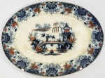 CONDESSA DO PINHAL - LINDA TRAVESSA EM FAIANÇA DITA FLOW BLUE DA MANUFATURA KIN SHAN (INGLATERRA MEADOS DO SEC. XIX). DECORAÇÃO CHINOISERIE. ESCRITO EM GRAFIA MUITO ANTIGA NA PARTE INFERIOR ESTÁ A MARCA DE PERTENÇA DE D. CAROLINA, CONDESSA DO PINHAL. INGLATERRA, MEADOS DO SEC. XIX. 46 CM DE DIAMETRO
