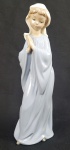 LLADRO NAO - VIRGEM MENINA EM PORCELANA VIDRADA DA MANUFATURA LLADRO NAO. ESPANHA, SEC. XX. 28CM DE ALTURA