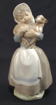 LLADRO NAO - CAMPONESA SEGURANDO CORDEIRO EM PORCELANA VIDRADA DA MANUFATURA LLADRO NAO. ESPANHA, SEC. XX. 20 CM DE ALTURA