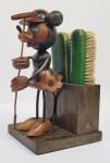 MINIE - CONDESSA DE PRATES - DONA CÂNDIDA PINTO PRATES -  ANTIGA ESCULTURA EM MADEIRA APRESENTANDO PERSONAGEM MINIE COM PORTA ESCOVAS. SEGURA TACO  DE PÓLO E USA UM BONÉ CARACTERÍSTICO DOS PRATICANTES DESSE ESPORTE. PERTENCEU A CONDESSA DE PRATES. DEC. 1930. 25 CM DE ALTURA