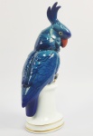 VOLKSTEDT PORZELLAN - LINDA ESCULTURA EM PORCELANA ESTILO E ÉPOCA ART DECO. BELA REPRESENTAÇÃO DE CACATUA EM EXUBERANTE TONALIDADE AZUL  COM BICO EM AZUL E UNHAS EM OURO. BASE  BRANDA COM FILETES OU OURO. 30 CM DE ALTURA