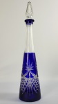 GARRAFA  EM CRISTAL DOUBLE AZUL E TRANSLÚCIDO COM LINDA LAPIDAÇÃO GEOMÉTRICA. BOCAL SERRILHADO, ASSIM COMO A ROLHA. INICIO DO SEC. XX. 41 CM DE ALTURA