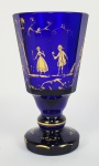 MOSER - FORMIDÁVEL GOBLET EM ESPESSO CRISTAL AZUL FACETADO REMATADO EM OURO. DECORAÇÃO ESTILO DIRETÓRIO. EXTREMA QUALIDADE E MUITO BONITO! PEÇA PARA COLECIONADOR! IMPÉRIO AUSTRO HÚNGARO , SEC. XIX. 17 CM DE ALTURANOTA: NOTA: Moser é uma luxuosa manufatura com base em Karlovy Vary , anteriormente Karlsbad na Bohemia , Áustria-Hungria e hoje pertencente a República Tcheca. Moser é um dos mais reconhecidos fabricantes de cristal e ao longo de sua história quase bicentenária tem sido utilizado em palácios e residências de aristocratas. O slogan Rei de vidro, copo de Reis está associado com a empresa por causa de sua clientela famosa. Além de Edward VII e corte imperial austríaca, inclui pessoas como o Papa Pio XI , o sultão turco Abdul Hamid II, o rei Luís I de Portugal e sua esposa, Maria Pia de Sabóia .