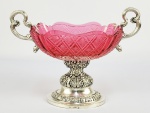 REQUINTADO CENTRO DE MESA EM CRISTAL ROSE ARTISTICAMENTE LAPIDADO  COM MAGNIFICO ARREMATE EM PRATA DE LEI. MARCAS DE CONTRASTE PARA OS PAÍSES BAIXOS.LAÍDAÇÃO GEOMÉTRICA. COM FLORES E SULCOS. INICIO DO SEC. XX. 25 CM DE COMPRIMENTO.