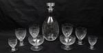 BACCARAT - BELISSIMO SERVIÇO DE TAÇAS EM CRISTAL ESTILO ART DECO. EXUBERANTE LAPIDAÇÃO COM FLORES. COMPOSTO POR  44 PEÇAS SENDO: GARRAFA, 12 TAÇAS PARA CHAMPAGNE, 10 TAÇAS PARA ÁGUA, 9 TAÇAS PARA VINHO TINTO , 12 TAÇAS PARA VINHO BRANCO E 10 PARA LICOR. FRANÇA, DEC. 20;30. 10 CM DE ALTURA (TAÇA PARA VINHO TINTO)